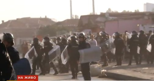 Извънредно: Тежко въоръжени жандармеристи нахлуха в "Шекер махала" (СНИМКИ)