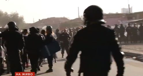 Обезумели роми от "Шекер махала", където жандармеристи нахлуха, крещят за мъст и война! 