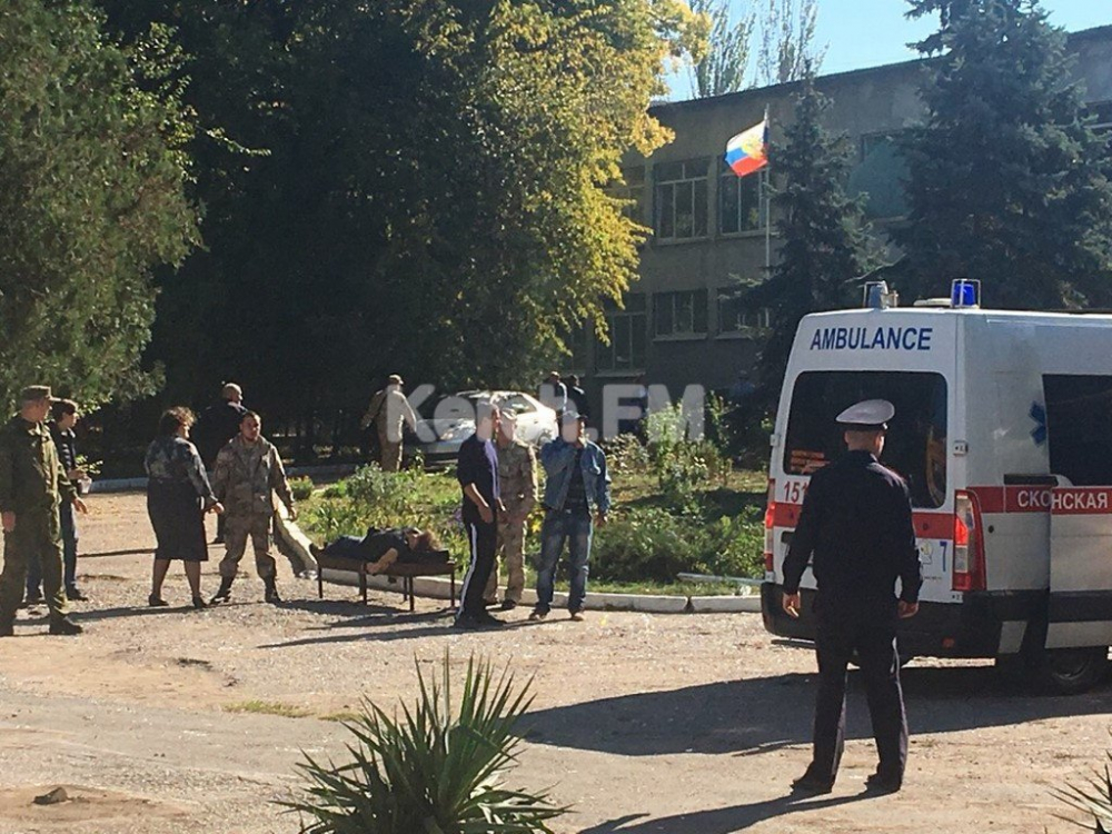 Очевидци на ужаса в Керч: Терористичен акт! Стреляха с автомати преди взрива, неизвестен метна бутилка през прозорец (СНИМКИ/ВИДЕО)
