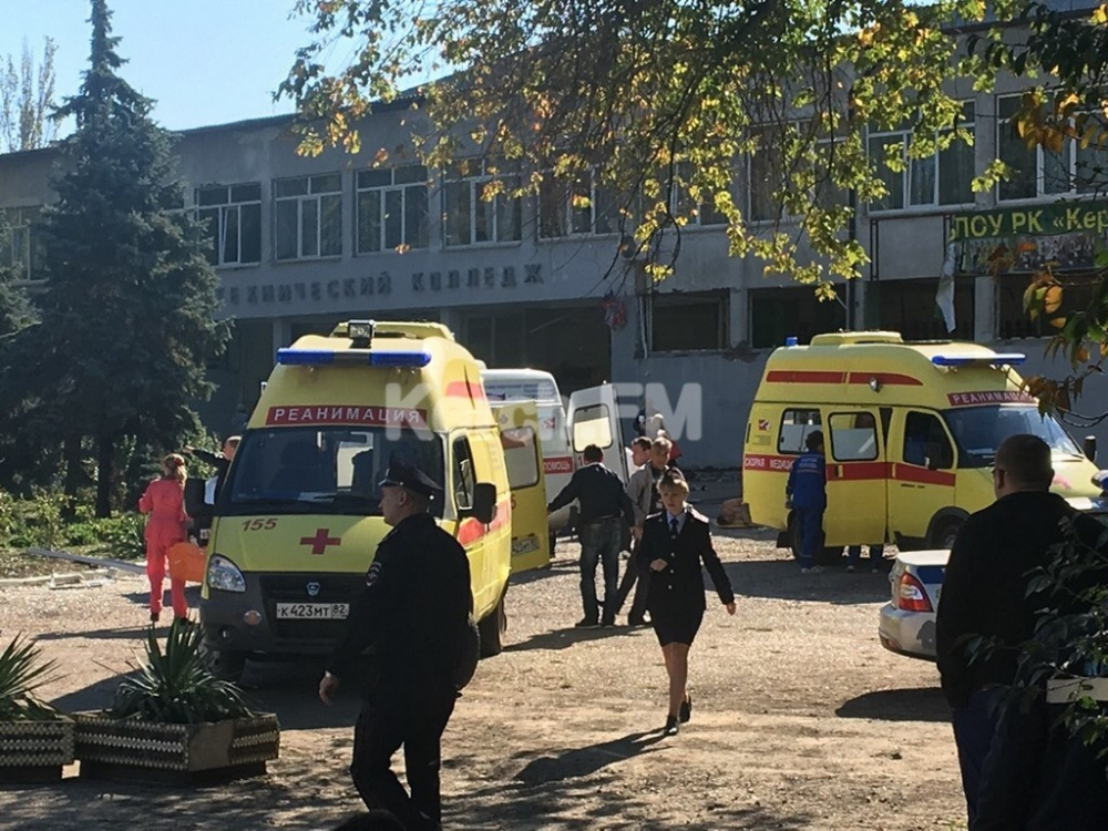 Очевидци на ужаса в Керч: Терористичен акт! Стреляха с автомати преди взрива, неизвестен метна бутилка през прозорец (СНИМКИ/ВИДЕО)