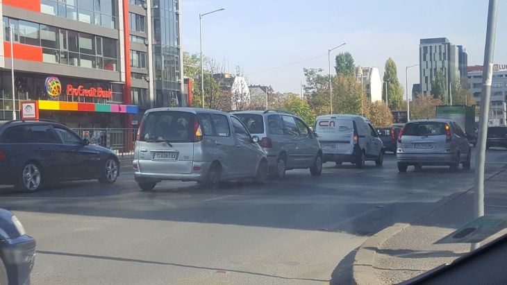 Първо в БЛИЦ! Верижна катастрофа на столичния булевард "Тодор Александров" (СНИМКИ)