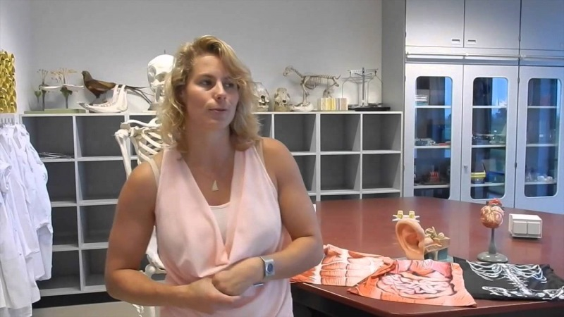 Учителка по анатомия показа органите си на учениците по време на урок (СНИМКИ/ВИДЕО)