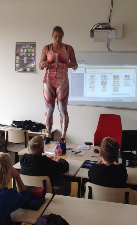 Учителка по анатомия показа органите си на учениците по време на урок (СНИМКИ/ВИДЕО)