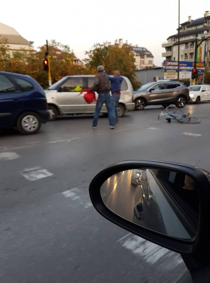 Безумна агресия: Софийски шофьор и велосипедист почнаха да се млатят насред пътя (СНИМКИ)