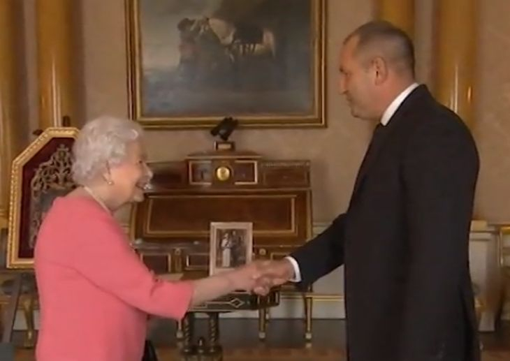 Ескперти разтълкуваха какво е казал Румен Радев на кралицата и защо Елизабет II е била облечена в розово! 