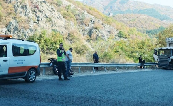 Моторист се сблъска с ТИР на пътя Банско - Гоце Делчев (СНИМКИ)