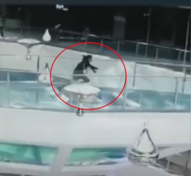 Ужас: Жена падна в басейн с гладни акули (ВИДЕО)