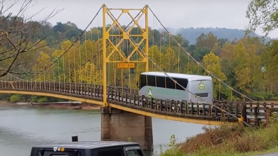 Шокиращо ВИДЕО: 35-тонен автобус с пътници преминава по мост с ограничение до 10 тона