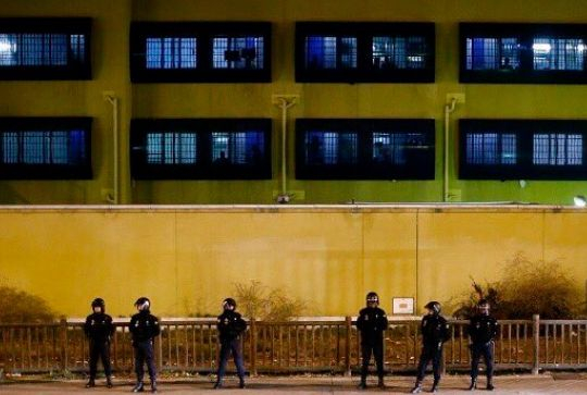 Екшън в Мадрид! Алжирци се сбиха с полицаи докато бягат от депортационен дентър 