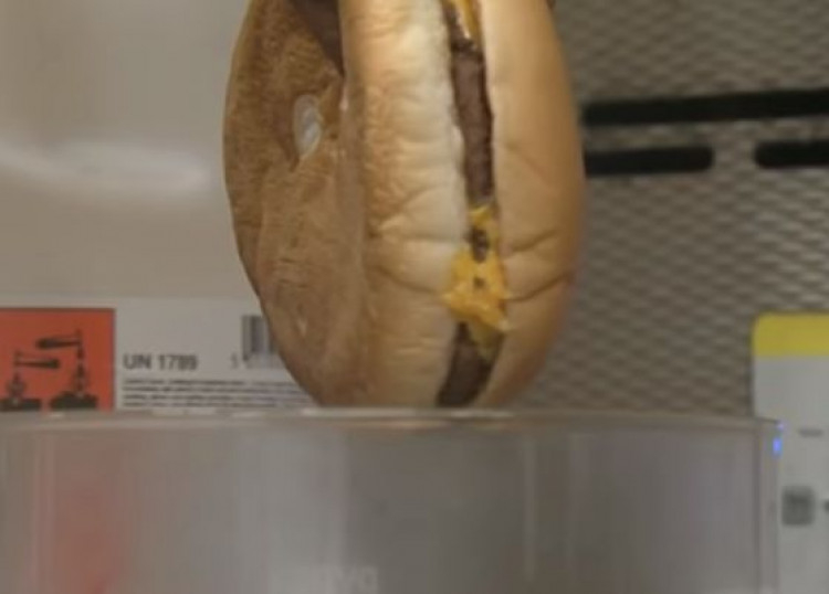 Шокиращо ВИДЕО показа какво се случва в стомаха ни, когато изядем чийзбургер от McDonalds!