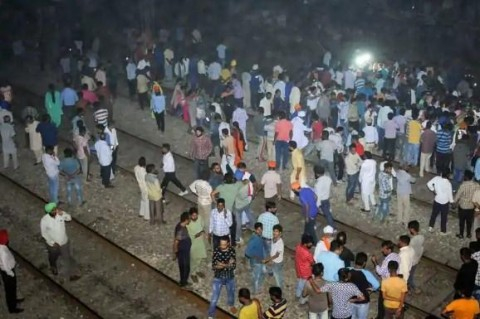Ето как индийският влак прегази до смърт над 60 души (ВИДЕО 18+)