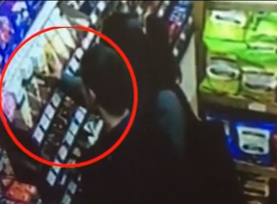Собственик на столичен магазин пропищя от крадливи наркоманчета (ВИДЕО)