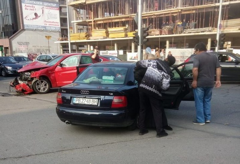Тежка катастрофа в Пловдив! Три автомобила се направиха на мармалад (СНИМКИ)