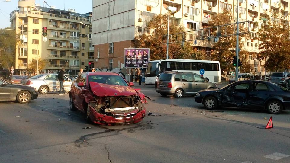 Четирима души са пострадали при кошмара с три коли в Пловдив!