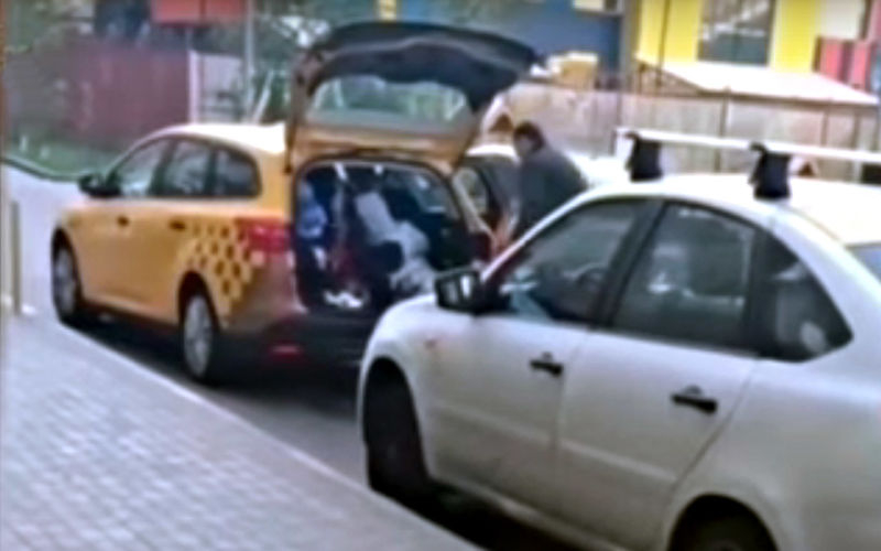 Велика простотия: Жена качи децата си в багажника на такси, за да спести някой лев (ВИДЕО)