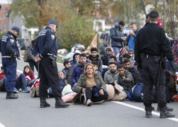 Мигрантите пак вилнеят, в Босна и Херцеговина пробиха полицейски кордон и се юрнаха към Хърватия