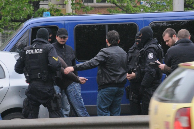 Арести в „Столипиново“, ченгетата ровят за наркотици