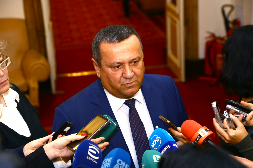 Хасан Адемов посочи какво ще се случи ако и ДПС напуснат парламента 