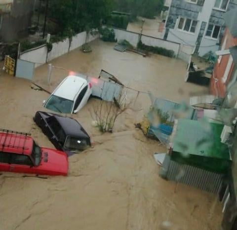 Невиждана стихия отнася в момента цял град в Черно море (СНИМКИ/ВИДЕО)