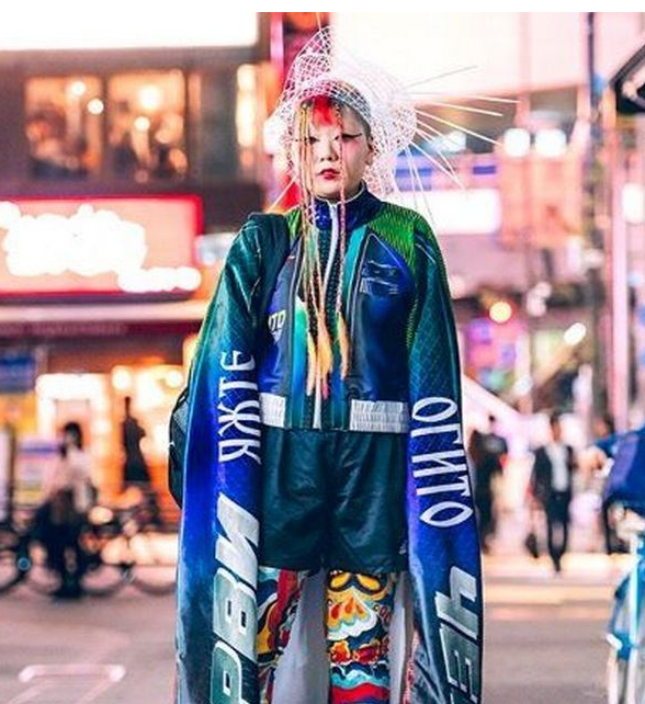 Култовата фраза "к*рви, яжте, пийте, Огито черпи" взриви японската седмица на модата (СНИМКИ)