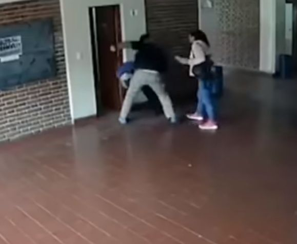 Бесен баща вкара 22 крошета за 15 секунди на палав учител, искал секс от дъщеря му (ВИДЕО 18+)