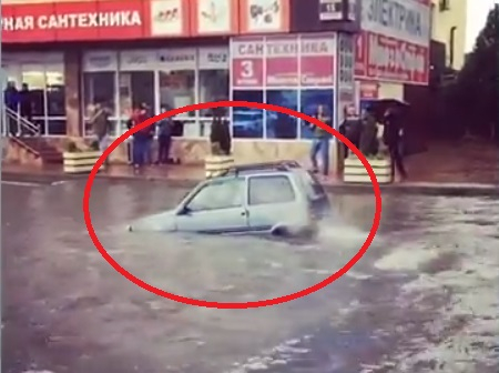 Само руска сапунерка с шофьор руснак може да пребори такава стихия, "Мини Купър" ряпа да яде 