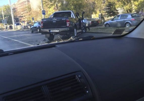 Сигнал до БЛИЦ: Джип и лека кола се помляха в час пик на столичното "Цариградско шосе" (СНИМКА)