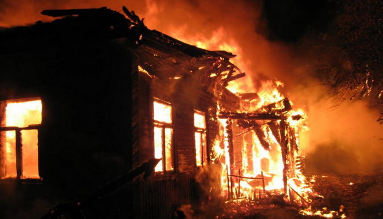 Черен Димитровден в Хисарско! Четири къщи изгоряха до основи 