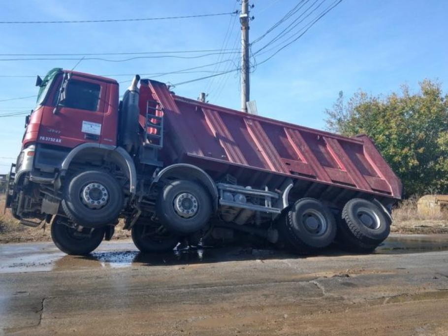 Камион скочи в дупка и навири гуми в Пазарджишко (ЗРЕЛИЩНИ СНИМКИ)