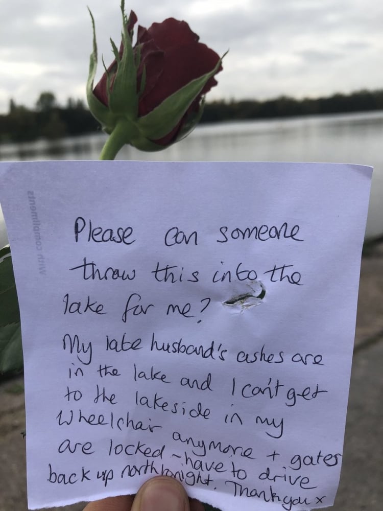 Учител разтърси мрежата с трогателна бележка, намерена край брега на езеро (СНИМКИ)