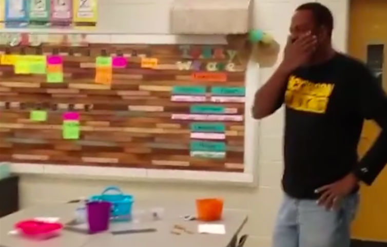 Това видео умили целия свят! Дечица докараха до сълзи глухоням възпитател с поздрава си 