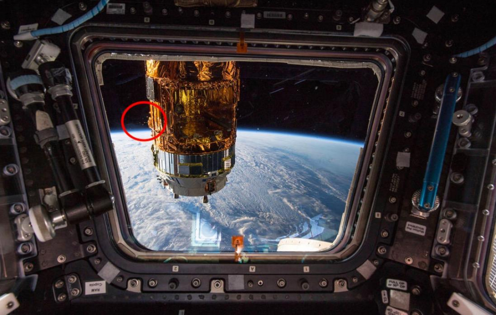 Камери на Космическата станция заснеха НЛО с прожектори (СНИМКА)