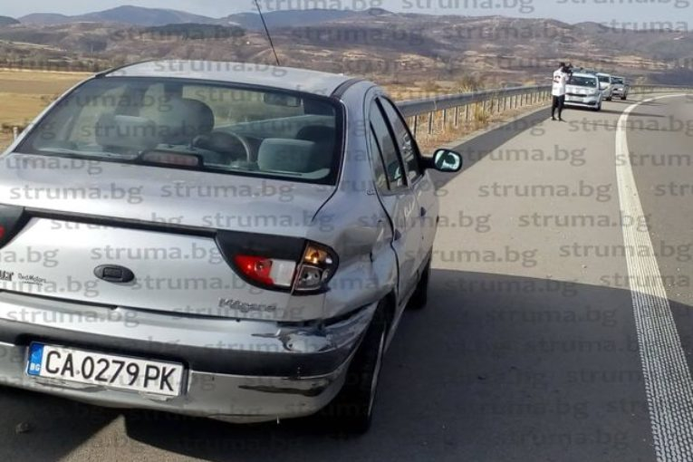 Кола с младежи се заби в мантинелата на АМ "Струма", линейка хвърчи заради окървавено момиче 