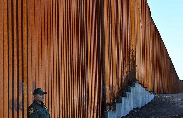 Мигрантите няма да минат! Стената, обявена от Тръмп, се извиси на границата между САЩ и Мексико (СНИМКИ)