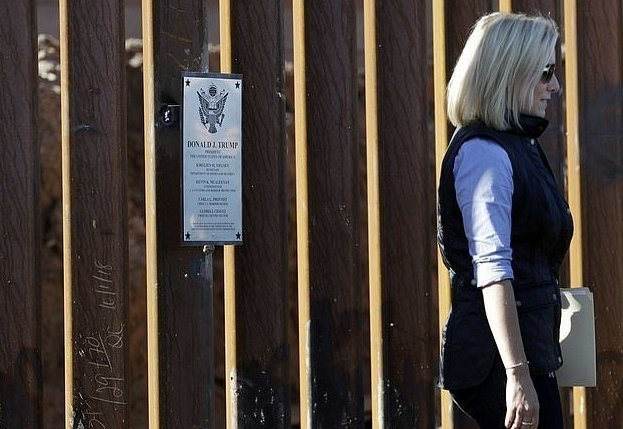 Мигрантите няма да минат! Стената, обявена от Тръмп, се извиси на границата между САЩ и Мексико (СНИМКИ)