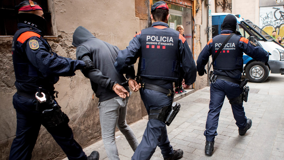 Извънредно от Барселона: Стотици полицаи и хеликоптер завардиха града и стана страшно! (СНИМКИ/ВИДЕО)