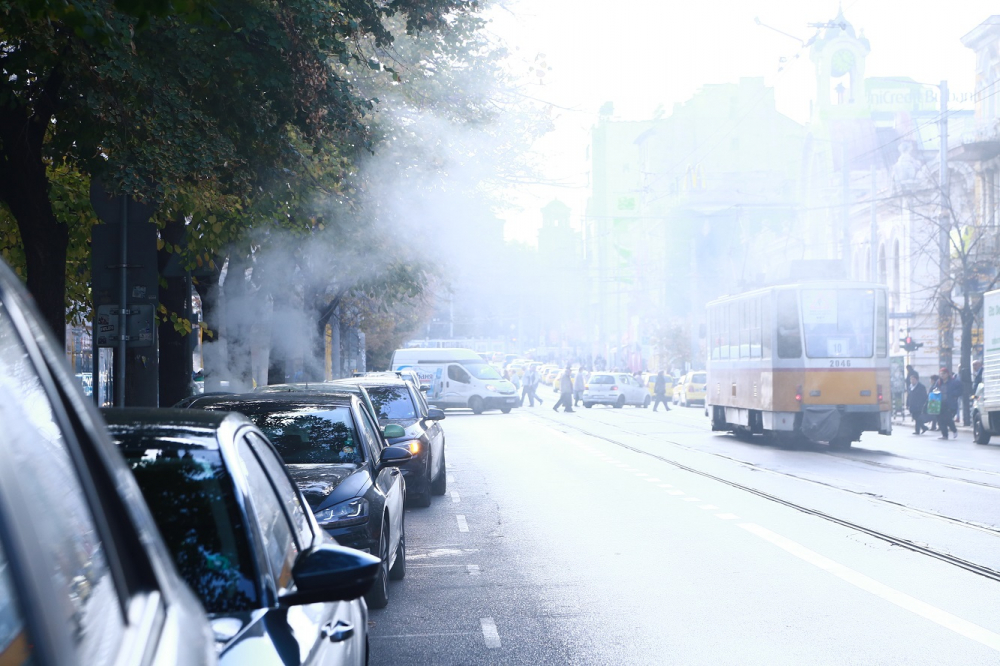Фоторепортаж в БЛИЦ: Какво се случва на бул. "Мария Луиза"? Гъст дим изплаши столичани, чистачки тичат с кофи с вода 
