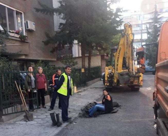Екшън в бургаски квартал! Жена се хвърли да спира багер с тялото си (СНИМКИ)