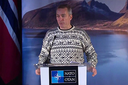 Военният министър на Норвегия пристигна на пресконференция на НАТО с необичайно облекло (СНИМКА)