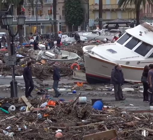 Страховита картина! Бурята в Италия потроши десетки луксозни яхти, едната е на Берлускони (ВИДЕО)