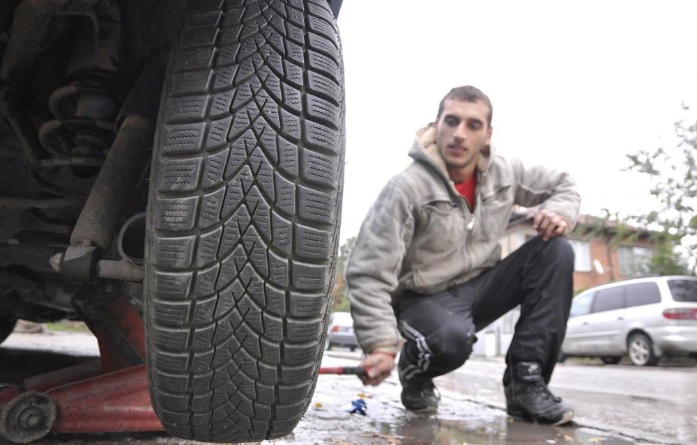Шофьорите изтръпнаха: От днес КАТ глобява, ако колите са с такива гуми