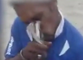 Зловещо ВИДЕО: Мъж реши да си поиграе с питон, но силно съжали 