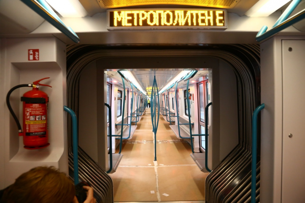 Еротичен танц на брюнетка изуми пътниците в метрото в София (СНИМКИ/ВИДЕО)