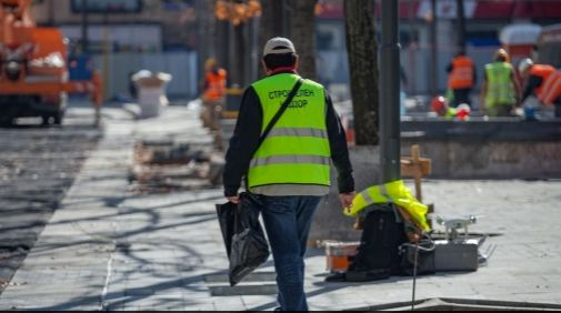 Изтекоха първи СНИМКИ какво става зад оградата на ремонтирания пл."Славейков"