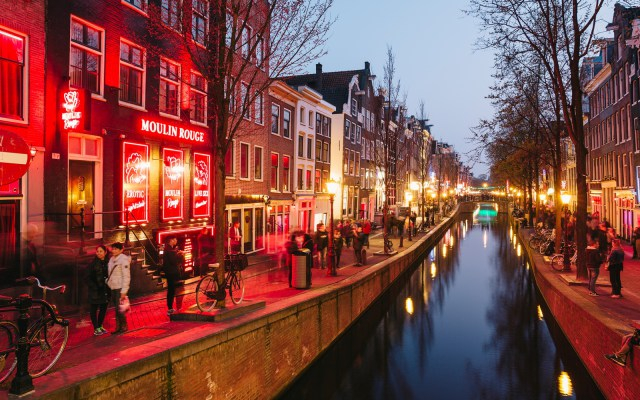 Политиците в Холандия се загрижиха за удобствата на проститутките от квартала на Червените фенери