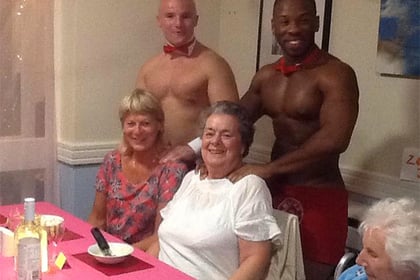 Британски пенсионерки си направиха купон с голи сервитьори и еротичен масаж