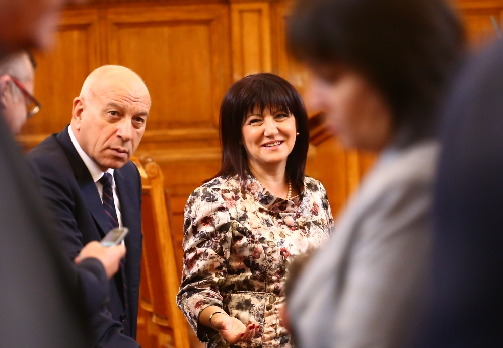 Липсващи депутати спасиха машинното гласуване, но Караянчева ги прецака