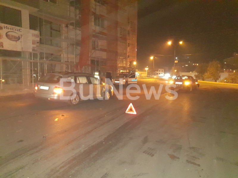 Среднощен екшън! Две коли с младежи се размазаха на възлово кръстовище във Враца (СНИМКИ)