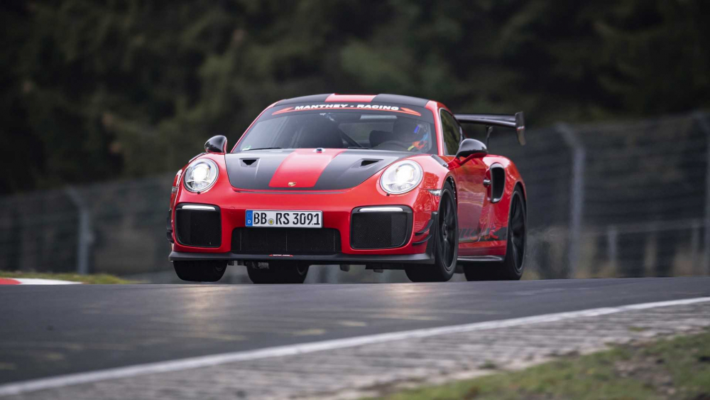 Вижте как Porsche 911 счупи рекорд на "Нюрбургринг" през очите на шофьора (СНИМКИ/ВИДЕО)