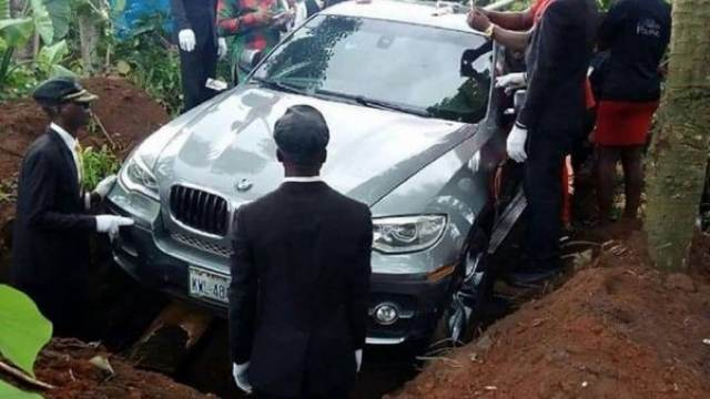 Нигериец изпълни обещанието към баща си и го погреба в BMW за $88 000